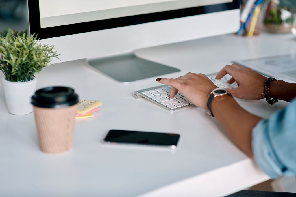 shutterstock_2467962131.jpg ¿Qué es mejor para la comunicación interna? Chat vs Email