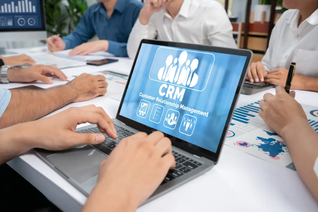 CMS vs CRM: por qué tratar tu web y tu pipeline como islas separadas te cuesta leads