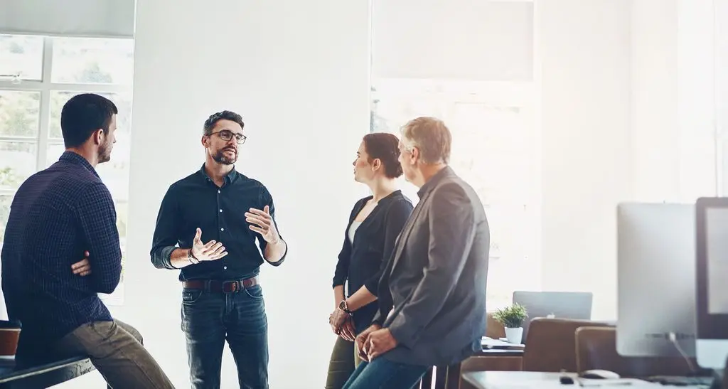 Comprender los roles y las responsabilidades del equipo de proyecto: guía completa