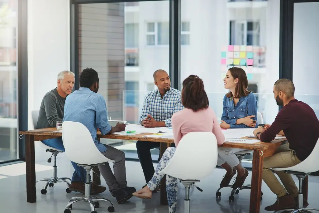 Comprender los roles y las responsabilidades del equipo de proyecto: guía completa