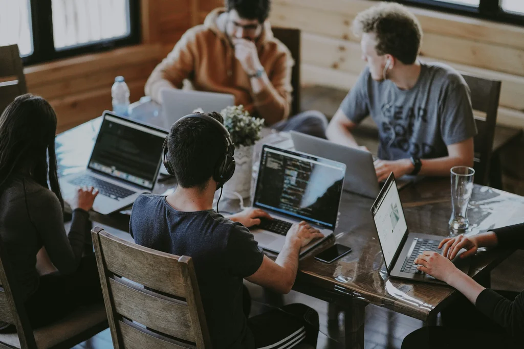 ¿Qué es el aprendizaje cooperativo y cómo mejora la productividad de tu empresa?