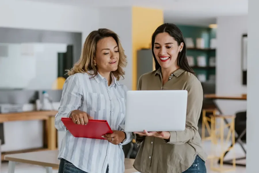 Qué es la escucha activa: 7 estrategias para mejorarla y cerrar más ventas