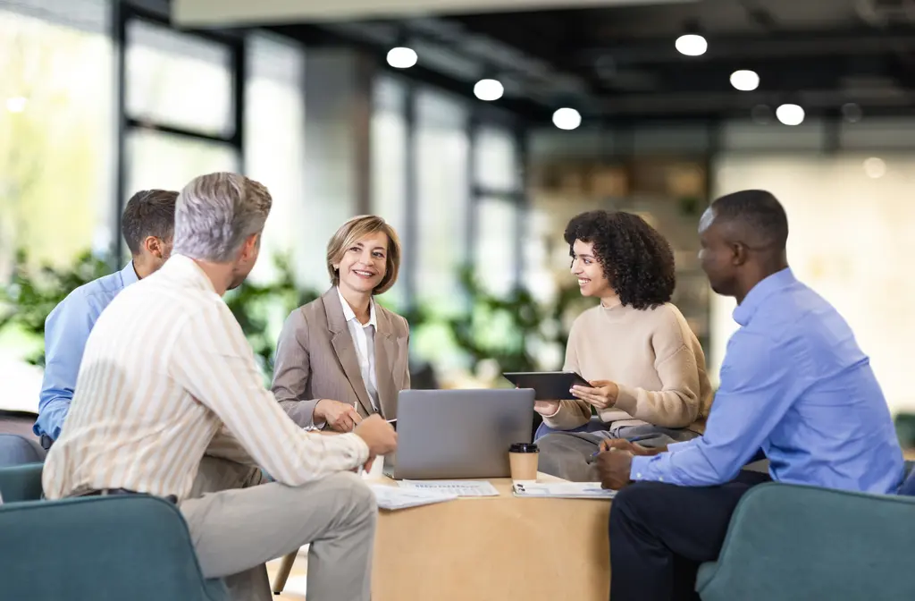 Diversidad que rinde: cómo equipos multiculturales impulsan eficiencia medible